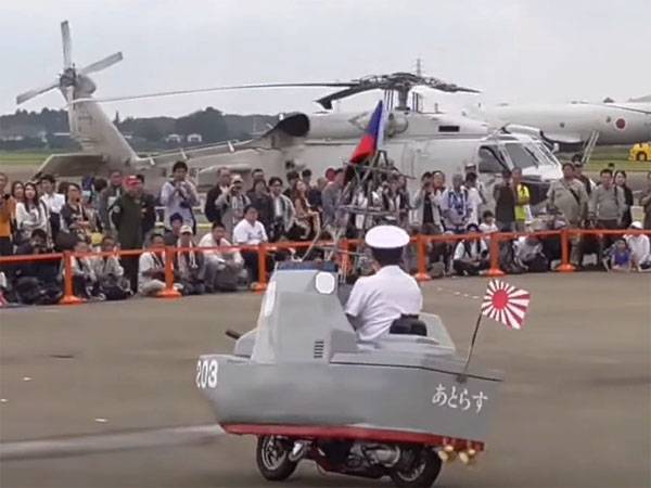 Военно-морской парад в Японии: мотороллеры-корабли под флагом ВМС