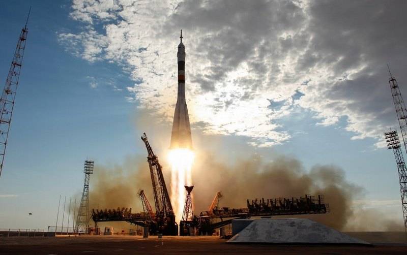 Ракета-носитель "Союз-ФГ" успешно вывела корабль с экипажем на орбиту