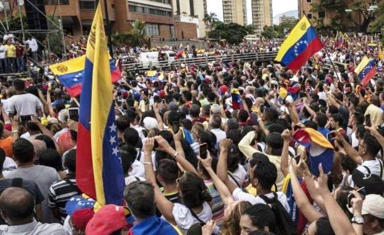 Дезертиры из армии Венесуэлы попросили у США оружие