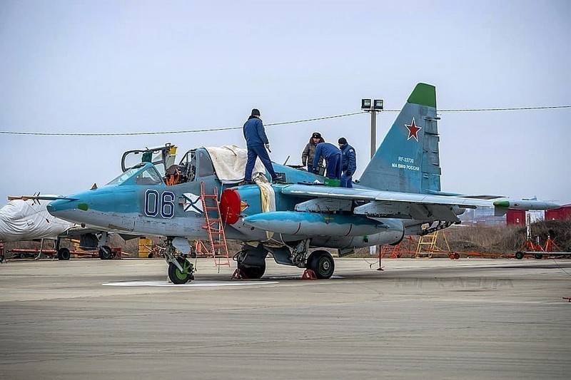 Пара палубных штурмовиков Су-25УТГ перелетела в Крым на аэродром Саки