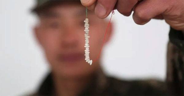 При подготовке снайперов в Китае учат насаживать рис на нить