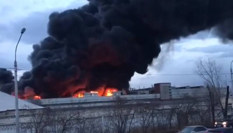 На территории оборонного завода "Красмаш" вспыхнул пожар