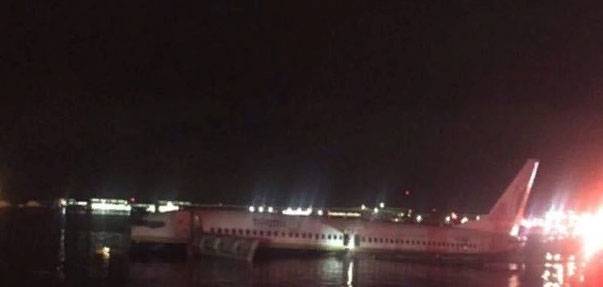 Летевший с военной базы Гуантанамо "Боинг-737" угодил в реку во Флориде
