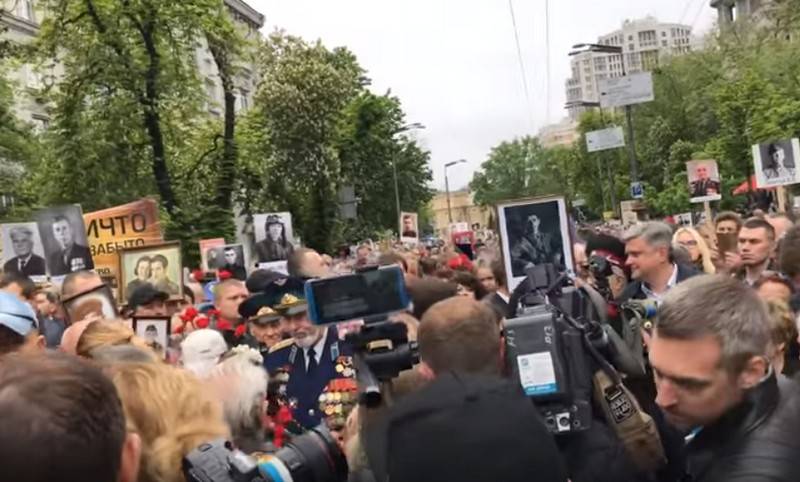 В Киеве прошло шествие "Бессмертного полка"