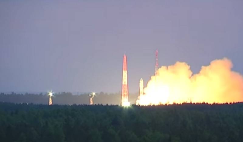 Ракета-носитель "Союз-2.1б" успешно вывела в космос спутник "Глонасс-М"