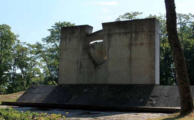 Эстонская полиция назвала осквернённый советский памятник "малоценным"