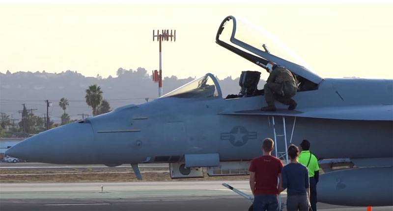 В США предположили, что F/A-18E упал в связи со столкновением с птицей