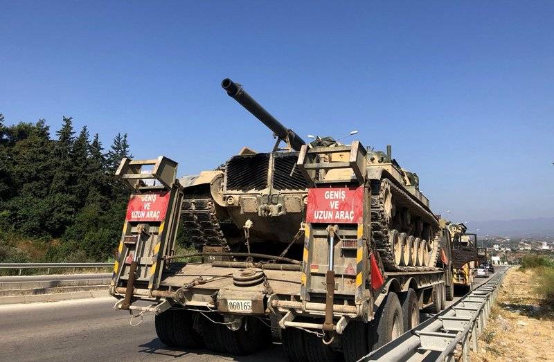 Турция стягивает бронетехнику к сирийской границе