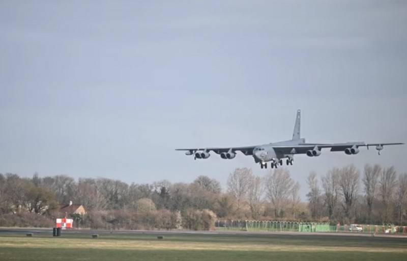 Американский В-52Н потренировал бомбардировку Крыма