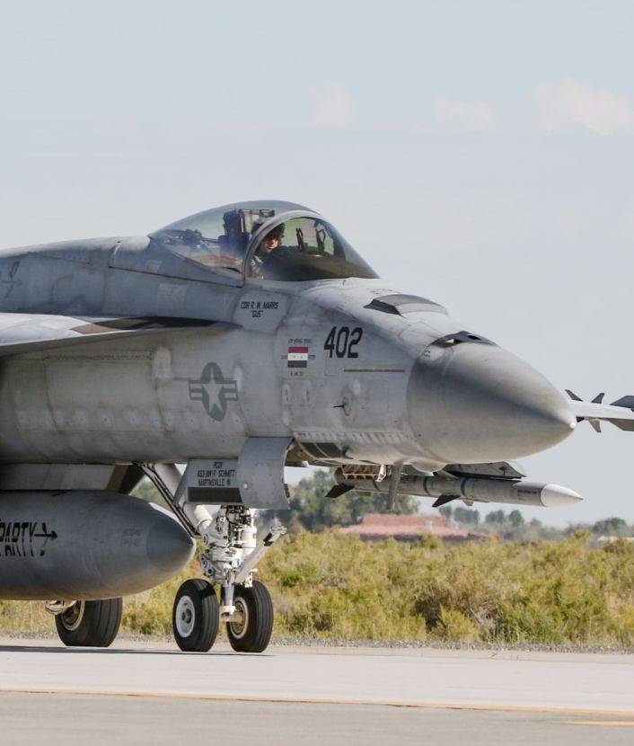Истребитель-бомбардировщик ВМС США получил знак за сбитую в Сирии "Сушку"