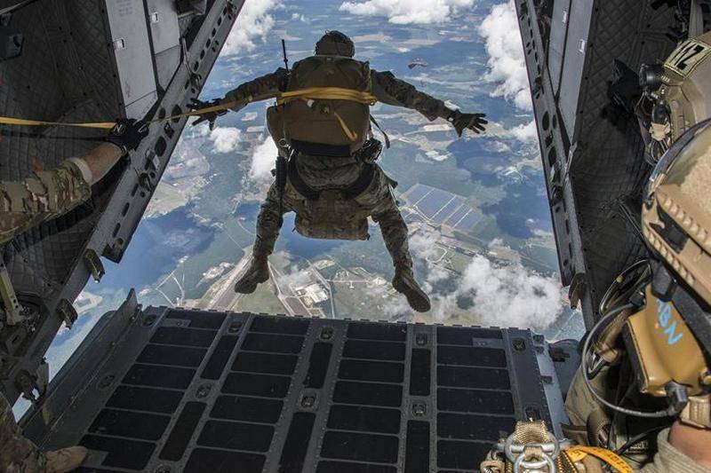 Американские ССО ищут новый парашют для прыжков с больших высот