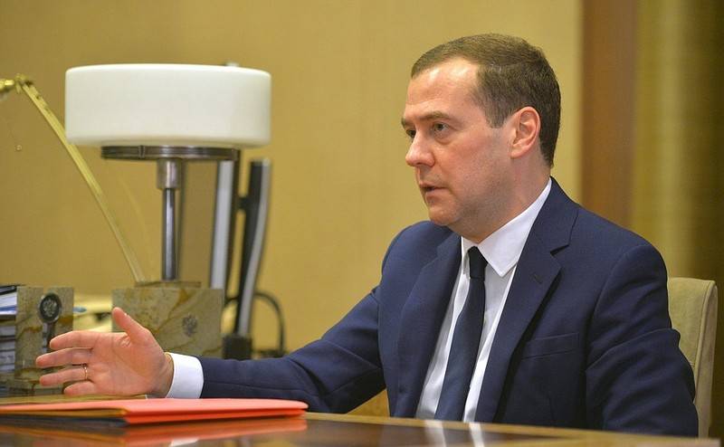 Медведев назвал причины отставки своего правительства