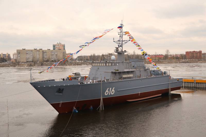 Морской тральщик «Яков Баляев» проекта 12700 спущен на воду в Санкт-Петербурге