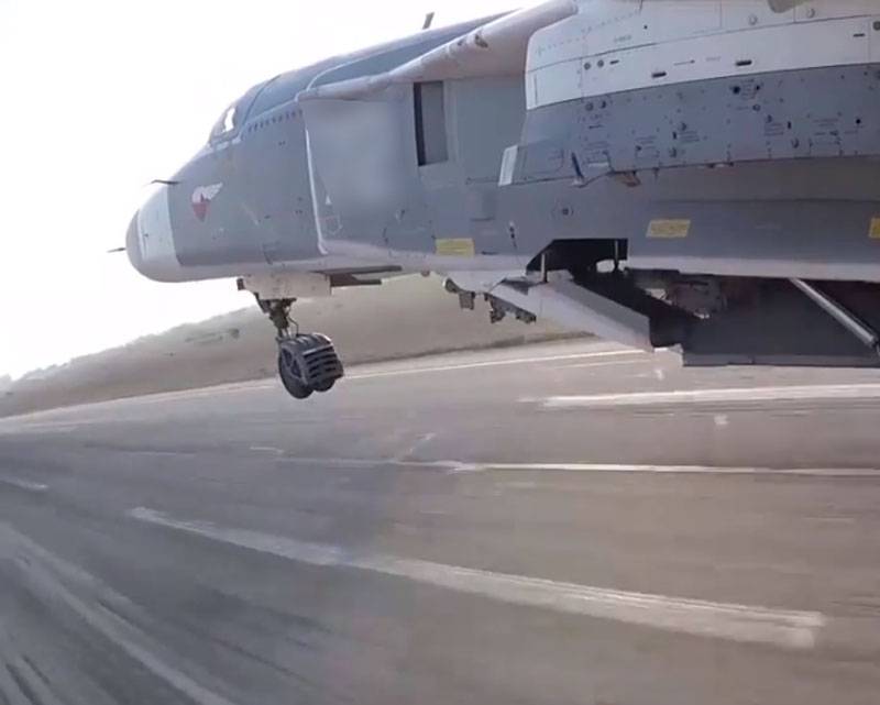 Показано видео прерванной посадки Су-24 из-за невышедших стоек шасси