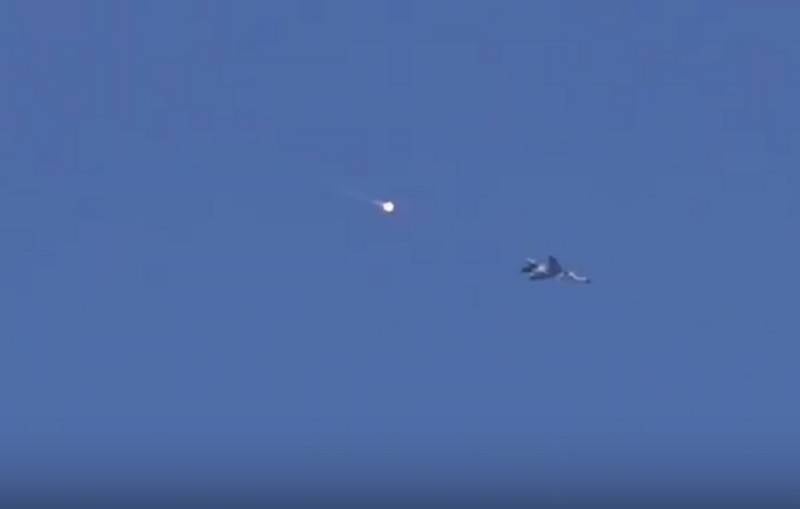 В Сети появилось видео попыток боевиков сбить МиГ-23 и Су-34 над Идлибом