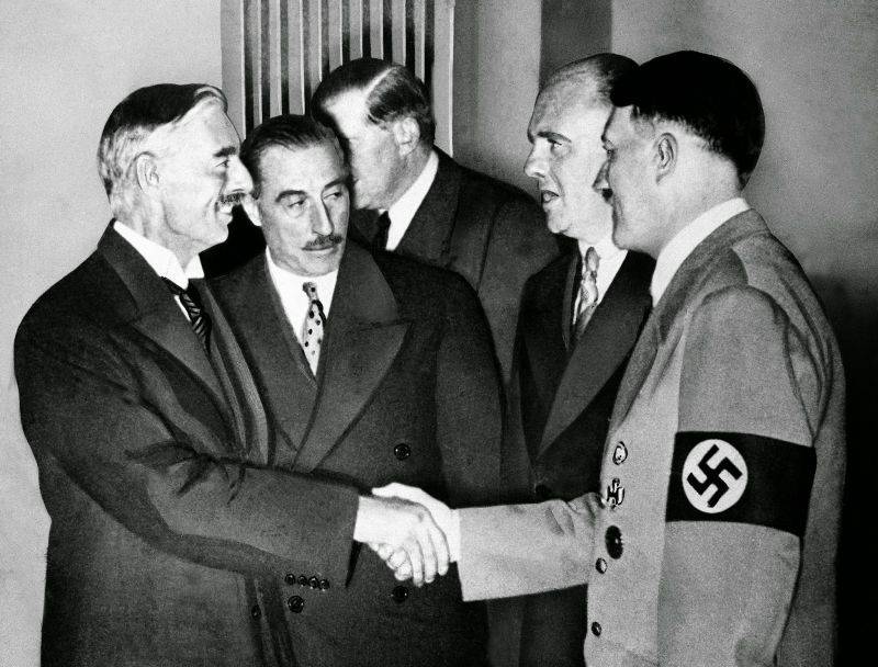 Почему Англия и Франция действовали в интересах Гитлера и США