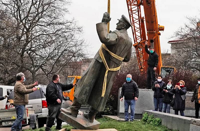 Демонтаж памятника Коневу в Праге назвали «плевком в сторону русских»