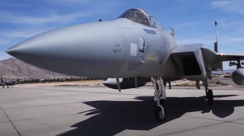 В США рассказали об обнаружении тела пилота и обломков истребителя F-15C, упавшего в море
