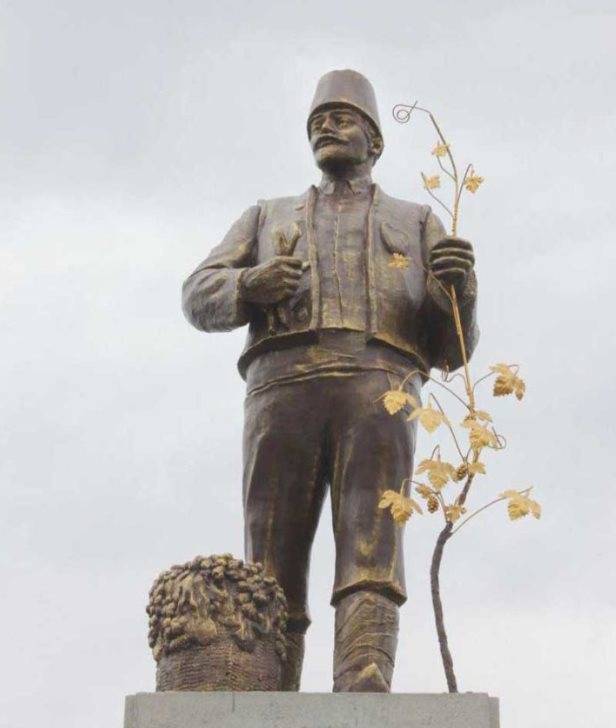 Декоммунизация: Под Одессой памятник Ленину переделали в статую болгарского переселенца