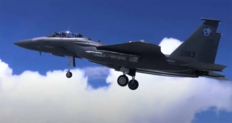По какой причине США закупают крупную партию истребителей F-15: версии
