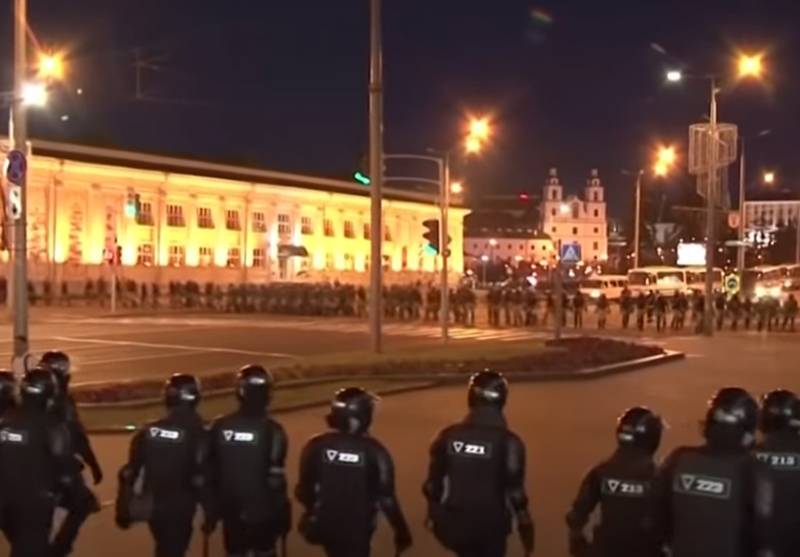 В МВД Беларуси объяснили применение милицией табельного оружия против протестующих