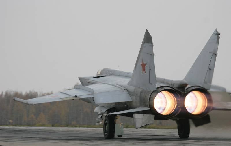 В Сети появилось видео посадки МиГ-31 с оторванным колесом задней стойки шасси