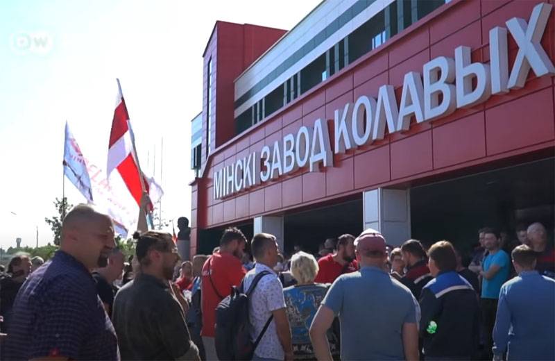 В МВД Беларуси: От нас ждут пафосного расставания с удостоверениями и присоединения к протестующим