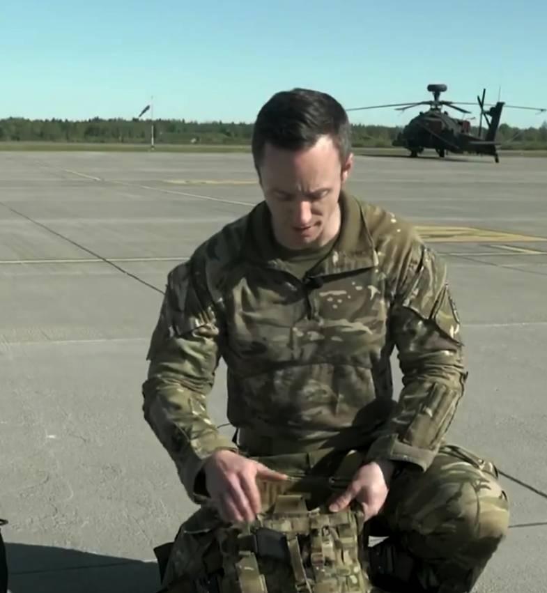 Что в рюкзаке у пилота вертолёта Apache: рассказывает британский офицер