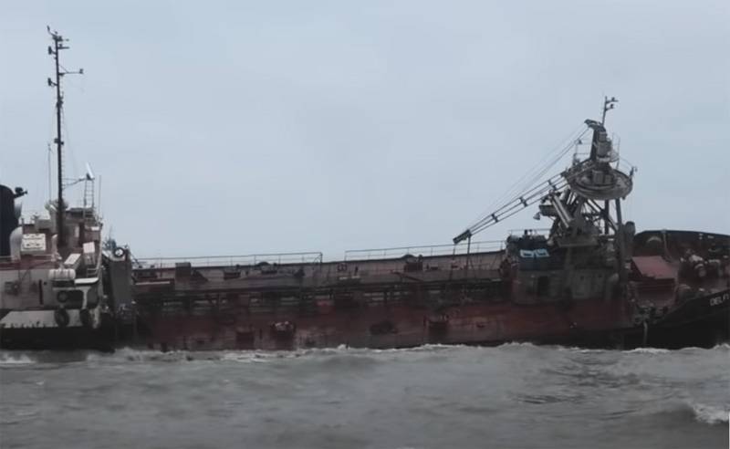 На Украине в очередной раз отложили операцию по подъёму затонувшего танкера близ Одессы