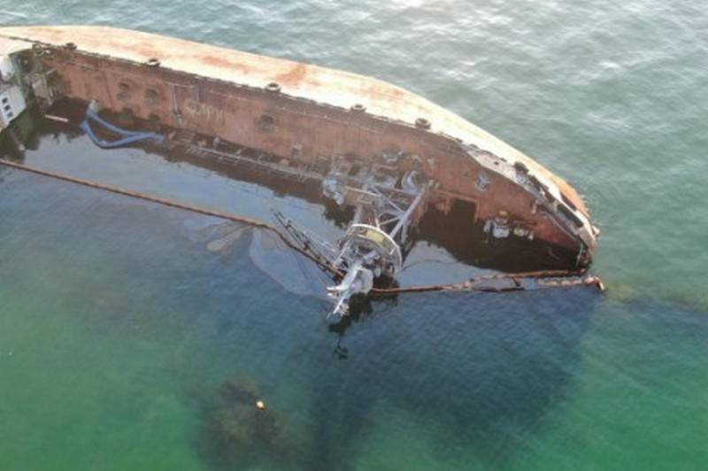 У побережья Одессы завершилась операция по подъему затонувшего танкера