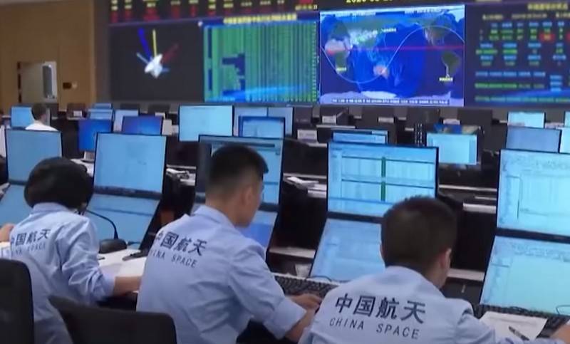Китайский многоразовый космический корабль оставил на орбите неизвестный объект