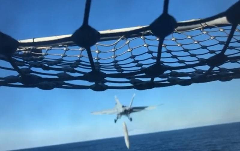 Американский истребитель F/A-18E «потерял» при взлёте топливный бак