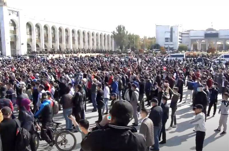 События в Киргизии: Протестующие взяли под свой контроль несколько административных зданий в Бишкеке