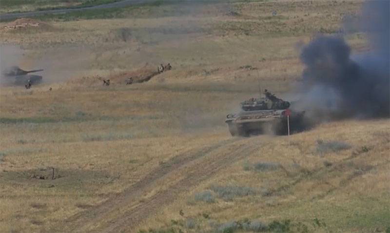 «Пехота впереди танков»: странную тактику армянских войск обсуждают в сети