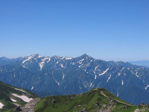 Вид на Японские Альпы (яп. 日本アルプス Нихон Арупусу):