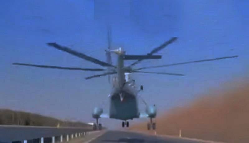 Попал на видео полёт палубного китайского вертолёта на сверхмалой высоте над шоссе