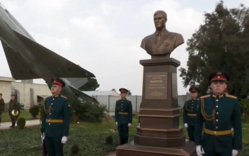На авиабазе Хмеймим открыли памятник Герою России Роману Филипову