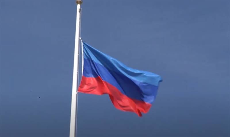 Флаг Луганской Народной Республики поднят над администрацией города Рубежное