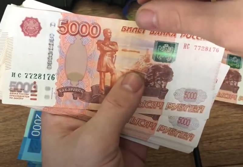 Украинские эксперты недоумевают в связи с падением курса доллара по отношению к рублю