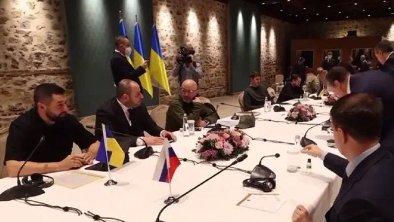 Начались переговоры между делегациями РФ и Украины в Стамбуле, Арахамию попросили снять головной убор