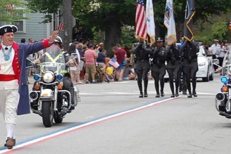 «Звук напоминал взрыв фейерверка»: Полиция США назвала имя стрелявшего на параде в штате Иллинойс