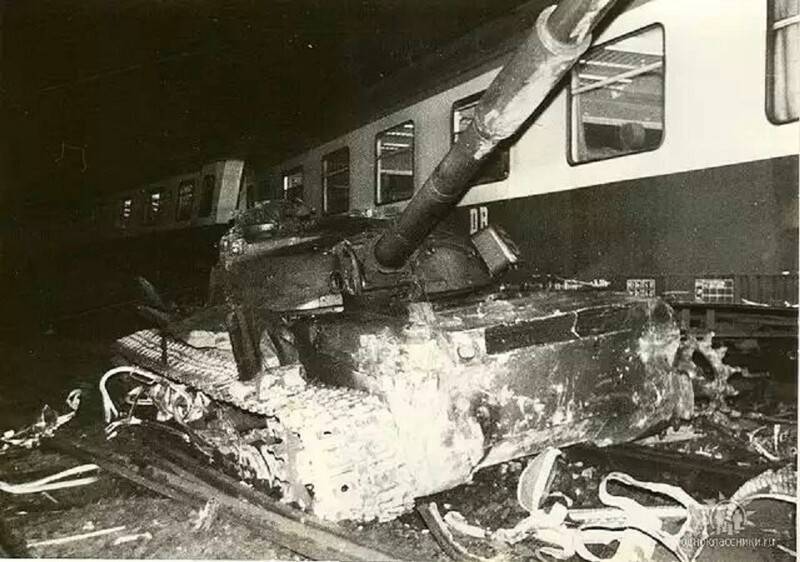 Танк Т-64А после столкновения с поездом. Источник: yaplakal.com