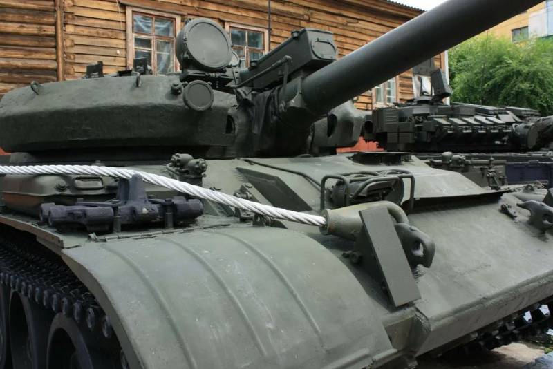 Хорошо видны защитные модули на башне и верхней лобовой детали корпуса Т-62М. Источник: dishmodels.ru