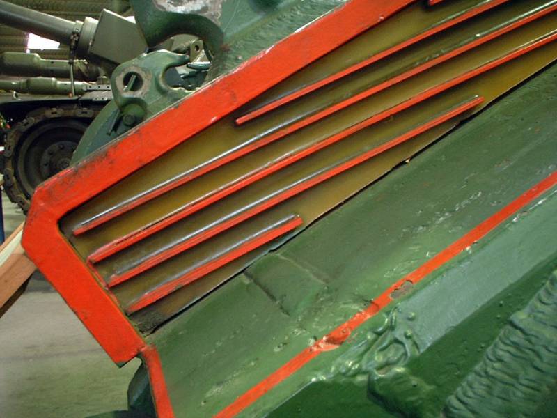 Блок доп.защиты на верхней лобовой детали корпуса Т-62М в разрезе. Источник: btvt.narod.ru