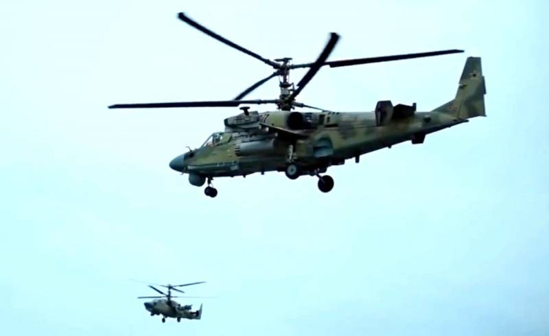 Показано видео полёта и приземления горящего вертолёта Ка-52 на Украине
