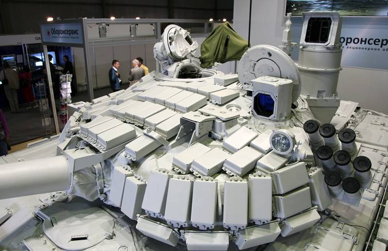 Т-72Б1 «Белый Орёл». Справа, за люком наводчика виден панорамный прибор наблюдения. Источник: freemg.wiki