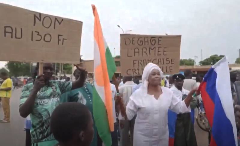 В очередном африканском государстве прошла демонстрация под флагами России против французского военного присутствия