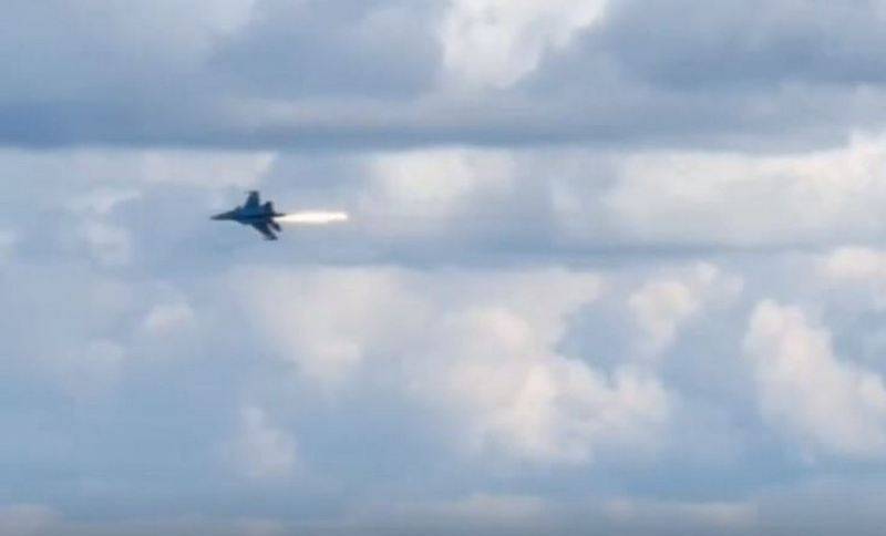 Видео полета российского истребителя с горящим двигателем появилось в Сети