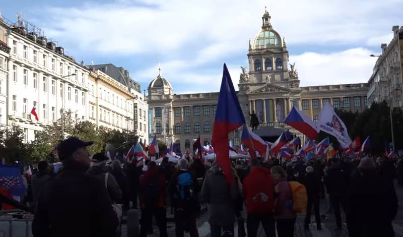 «Хватит помогать бандеровцам»: в Праге на акцию протеста вновь вышли десятки тысяч граждан