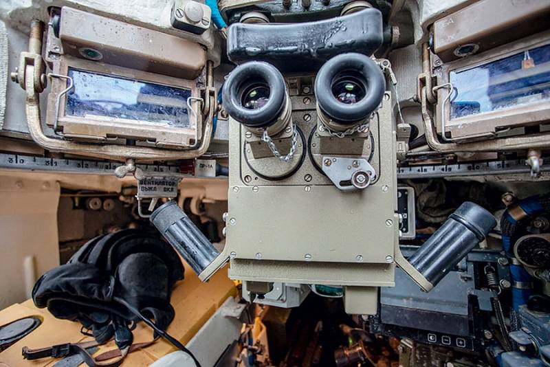 Прибор наблюдения командира ТКН-3МК в Т-72Б3. Позади справа виднеется дисплей системы «Дубль», выдающий изображение с тепловизионного прицела наводчика. Источник: techinsider.ru